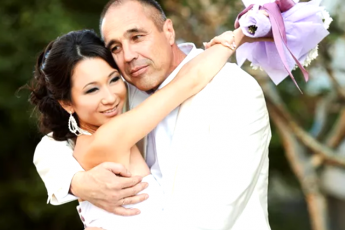 Жена-казашка моложе его на 23 года. Как выглядит первая супруга и 5 детей Дмитрия Соколова из "Уральских пельменей"