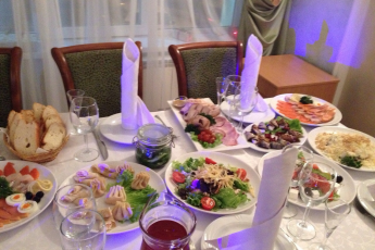 Сначала люди перестали звать к себе в гости, а теперь даже в кафе не зовут. Почему?