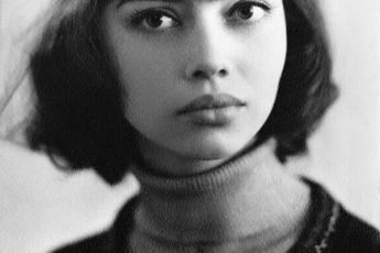 «Ты выбросишься с балкона с ребенком на руках»: трагедия семьи «инопланетянки Нийи», вышедшей замуж за брачного афериста