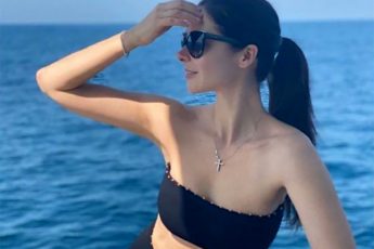 11 снимков красивых современных актрис и певиц на отдыхе летом
