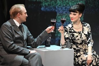 Полина Рафеева все-таки переиграла Юлию Пересильд. "Варшавская мелодия". Театр имени Вахтангова