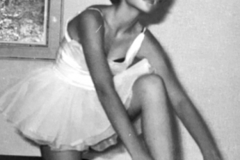 Растратила миллиарды $, испортила лицо платистикой и ушла на тот свет в новогоднюю ночь. А в молодости была очень красивой