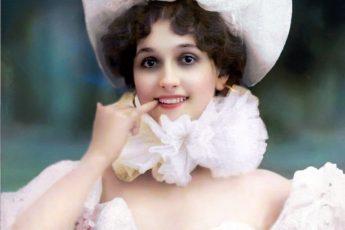 "Он одевал ее так же, как одевалась я. Он заставлял ее пользоваться моими духами..."