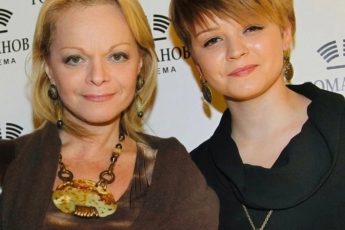 В 41 год не была замужем, живёт с Ларисой Долиной и не работает: как сейчас выглядит дочь певицы и почему она так живёт.