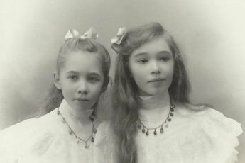 Обожала старшую дочь Шуру и не скрывала своей антипатии к младшей - Тасе