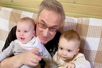 Усыновил двоих брошенных детей, овдовел, и женился на матери известной актрисы. Как живет сейчас телеведущий Андрей Норкин