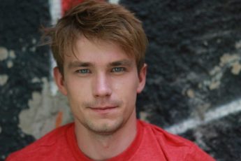 Кто "толкает" Александра Петрова к славе