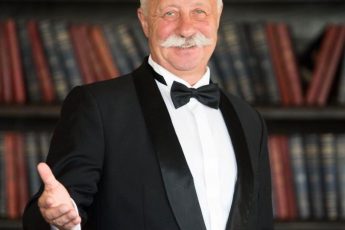 «Замок Грязи я купил у Пугачевой»: Изменял жене, сделавшей его звездой, и мечтает о легкой смерти - Как живет Леонид Якубович в 80 лет