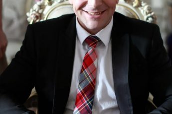 Как живёт обаятельный актёр Антон Васильев, и почему он скрывает свою особенную жену