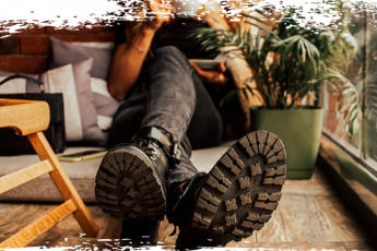 Американец ответил: почему они ходят дома в обуви и ставят ноги на стол