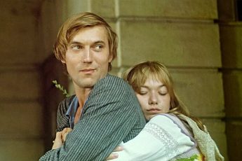 Во время съемок «Романса о влюбленных» Ия Саввина из-за ревности ударила по лицу юную Елену Кореневу