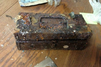 Разбирали печку в заброшенной деревне. Нашли клад