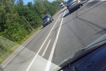 Разметка две сплошные с прерывистой между ними: что она означает. Узнал у инспектора ГИБДД