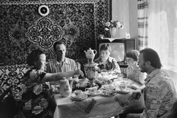 Удивительные и даже жуткие обычаи СССР: почему советские люди это делали?