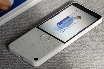 Xiaomi выпустила топовый кнопочный телефон. Он круче даже некоторых смартфонов