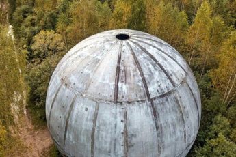 Заброшенный объёкт "РПУ" в форме огромного шара, расположенный в Тверской области