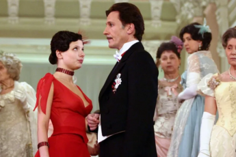 Статский советник и девица в красном платье