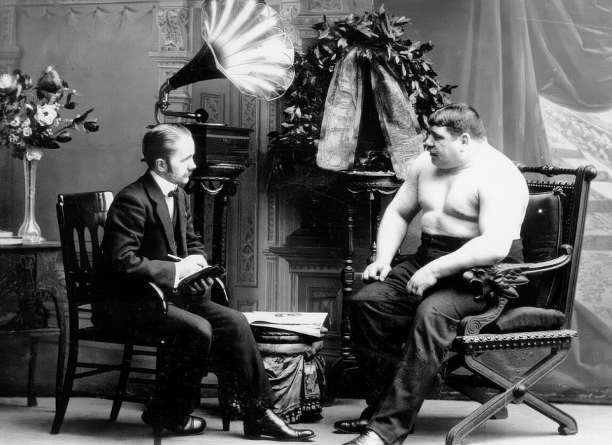 "По силе даже не сверхчеловек, а ихтиозавр, но только в смокинге": Николай Вахтуров из нижегородской деревушки