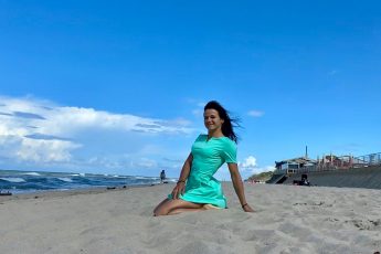 Натянула обтягивающее платье на рельефное тело. Вроде симпатично получилось)