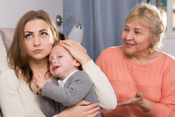 Пришла забрать ребенка от бабушки раньше времени. Дверь была не заперта. То, что я услышала из кухни, заставило меня запретить им общаться