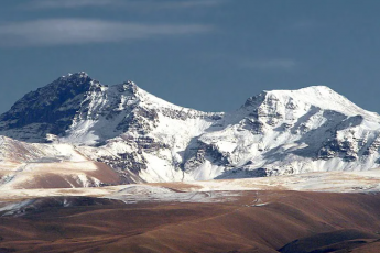 Необьяснимое место в Армении, где вода течет в гору, а предметы катятся вверх? В чем загадка горы Арагац и как ученые обьясняют это явление