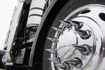 Для чего предназначены шипы на колёсах у полуприцепов.