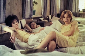 После жалоб учителей и родителей учащихся этот фильм сняли с проката