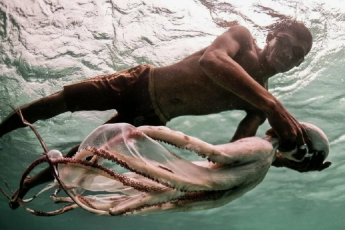 Рожденные, чтобы плыть. Как живут "морские цыгане" - племя Баджао. Люди, способные находиться под водой дольше всех в мире