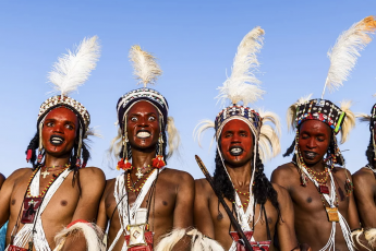 Водаабе - кочевое племя Африки, где все наоборот. Как живет этот удивительный народ и почему там принято воровать чужих жен?