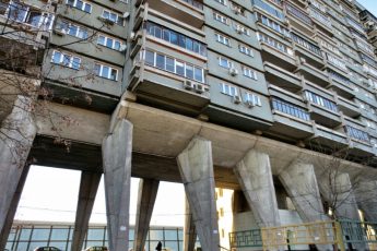 Дома на ножках. Зачем их строили?