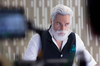 Стильный подтянутый дед-альбинос из рекламы Теле2: кто этот актёр и как выглядит без грима