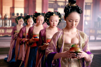 Почему служанки дрались за право помыть «драконью нору» китайского императора?